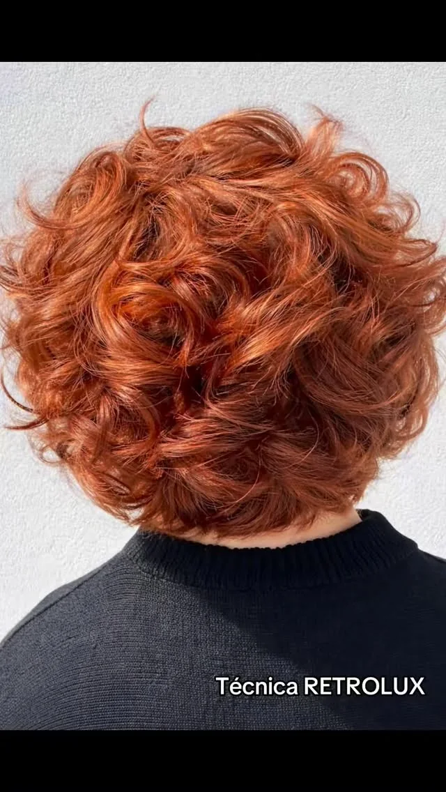 Peinado rizado en tono cobrizo